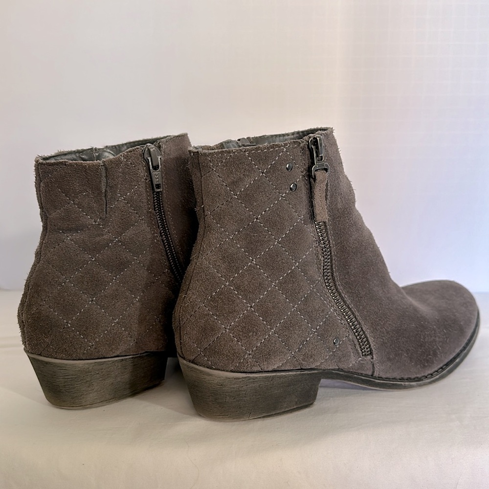 White Mountain gray suede quilted heeled booties. Used excellent condition Sz 10 - Picture 2 of 8